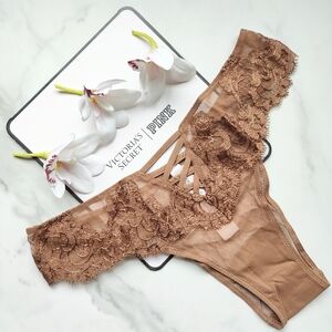 NWT VICTORIA'S SECRET DREAM ANGELS BOHO FLORAL EMBROIDERY BRAZILIAN PANTY IN CAR